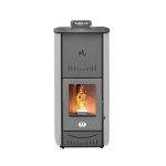 Stufe a Pellet Italia, New York 25 kW pelletkachel met watermantel, produceert warmte voor kamers en warm water, 92% efficiëntie, verwarmt tot 160 m², 23 uur bereik, programmeerbaar, grijs