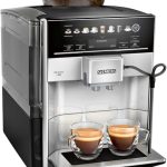 Siemens Volautomatische koffiemachine EQ.6 plus s300 TE653501DE, voor vele koffiespecialiteiten, melkopschuimmondstuk, keramische molen, dubbele kopfunctie, antikalk, automatische stoomreiniging, 1500 W, zilver, grijs